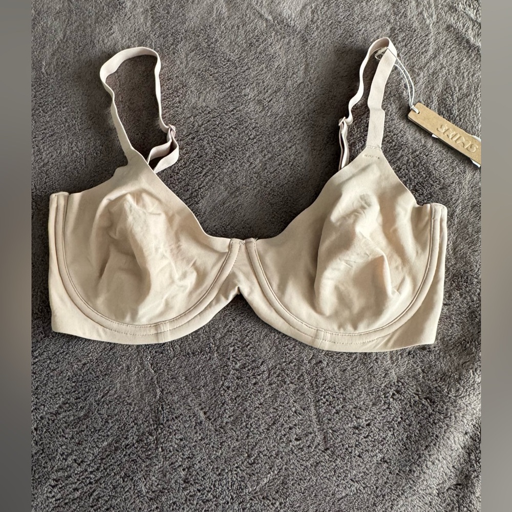 BRAND NEW SKIMS FITS EVERYBODY UNLINED DEMI BRA